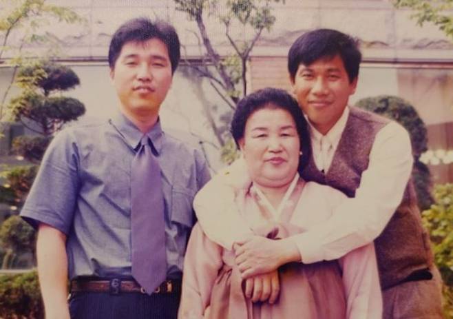 고(故) 임효성(왼쪽)씨와 어머니, 형 임익성씨[사진출처=한국장기조직기증원 제공]