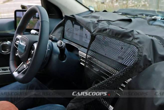 사진 : 제네시스 GV60 페이스리프트 테스트카 실내 (출처=Carscoops)