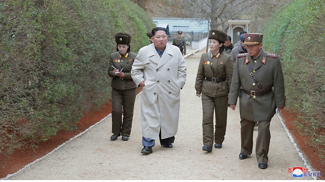 서남전선 외진 바닷가기슭에 자리 잡고 있는 제5492군부대관하 여성중대를 시찰하고 있는 김정은 위원장