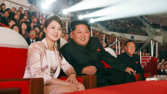 북한 김정은 위원장이 부인 리설주와 함께 모란봉악단의 공연을 관람하고 있다