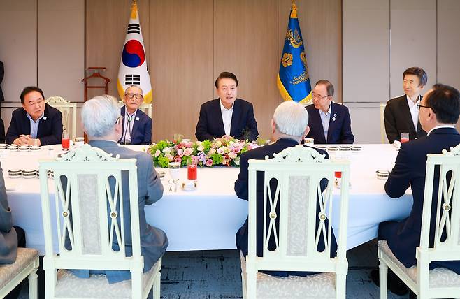 윤석열 대통령이 21일 서울 용산 대통령실 청사에서 열린 통일·외교 원로 오찬 간담회에서 발언을 하고 있다./뉴스1