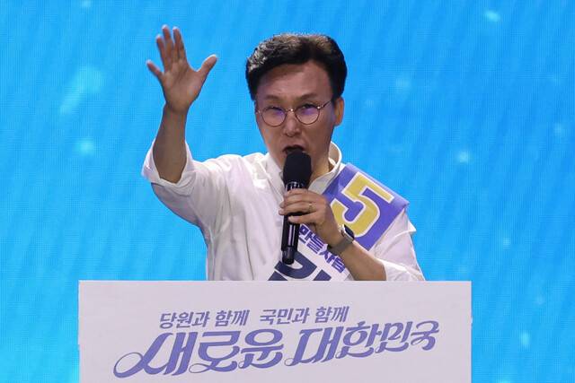 김민석 더불어민주당 최고위원 후보가 지난 18일 오후 서울 송파구 올림픽공원에서 열린 전국당원대회에서 정견발표를 하고 있다. 연합뉴스