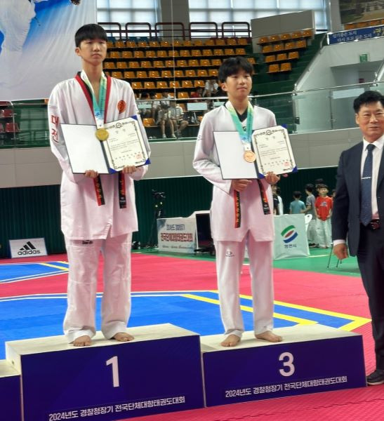 경찰청장기 태권도대회서  L-웰터급 금메달을 딴 오정중 지영진(왼쪽), 동메달을 딴 이서진과 학생 [사진=대전동부교육청]