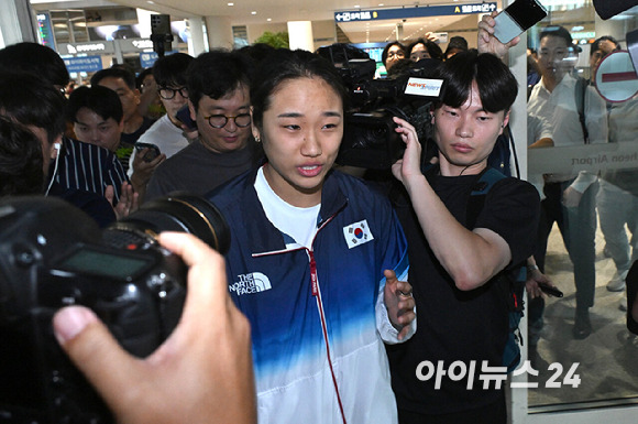 2024 파리 올림픽 배드민턴 여자 단식에서 금메달을 딴 뒤 폭탄 발언을 쏟아낸 안세영이 협회 자체 조사 제안에 불응한 것으로 확인됐다. 사진은 파리올림픽에서 금메달을 차지한 안세영이 지난 7일 오후 인천국제공항을 통해 귀국한 모습. [사진=곽영래 기자]