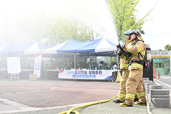 을지연습실제훈련에서 달성소방서 소방관들이 진화작업을 하고 있다. [사진=달성군]