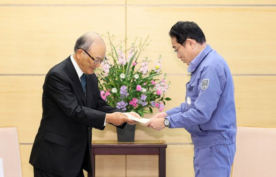 지난 1월 인구 정책과 관련한 보고서인 '인구비전2100'을 기시다 후미오 일본 총리에게 전달하는 미무라 아키오 일본제철 명예회장. 사진 일본 내각홍보실