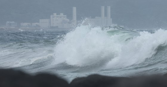 제9호 태풍 종다리가 북상 중인 지난 20일 오전 제주 서귀포시 안덕면 사계리 해안에 거센 파도가 밀려오고 있다. 연합뉴스