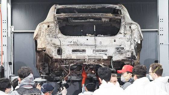 8일 경찰 등이 인천 아파트 지하주차장에서 화재가 발생한 전기차를 감식하고 있다. 연합뉴스