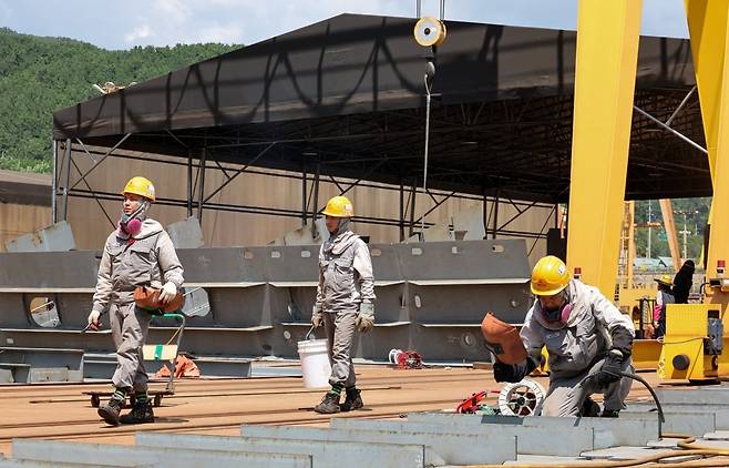 경남 창원시 원포동 K조선 본사에서 외국인 노동자들이 용접을 하고 있다./사진=최혁 기자