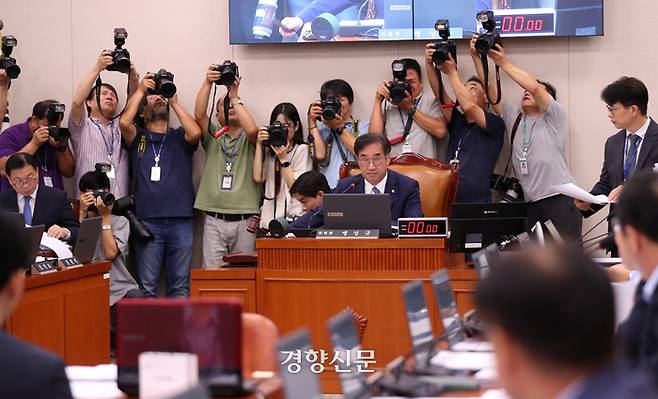 맹성규 국회 국토교통위원장이 21일 국회에서 열린 전체회의에서 의사봉을 치고 있다. 여야가 민생법안으로 합의한 전세사기특별법개정안이 제일먼저 상임위를 통과했다.  박민규 선임기자