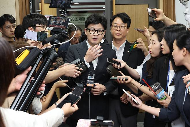 한동훈 국민의힘 대표가 21일 국회 의원회관에서 열린 ‘형법 제98조 개정 입법토론회’에 참석한 뒤 나와 취재진의 질문에 답하고 있다.  한 대표 옆이 곽규택 수석대변인. 연합뉴스