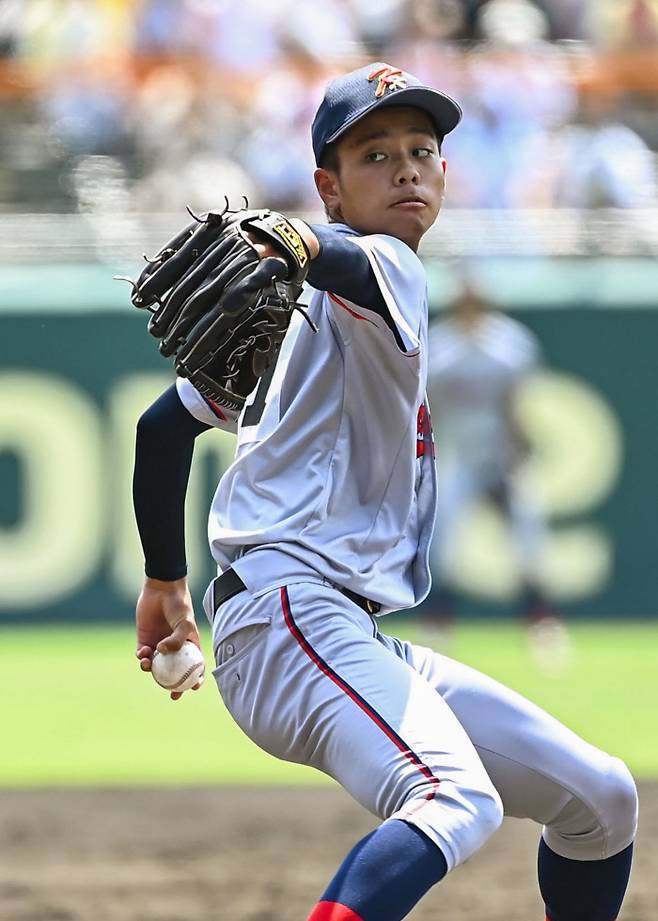 교토국제고의 투수 니시무라 잇키가 21일 일본 효고현 니시노미야 한신 고시엔구장에서 열린 전국고교야구선수권대회 준결승전에서 공을 던지고 있다. 교도연합뉴스