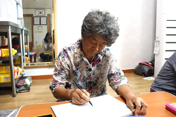 산청 할매 시인 학교 수업에서 그림 그리기에 열심인 문석남 할매./백솔빈 기자