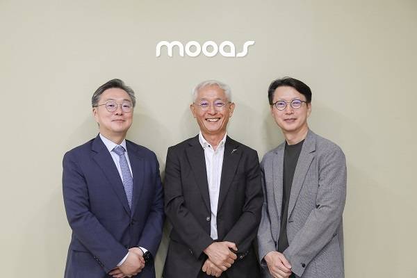 < (왼쪽부터) 박철웅 감사 (김&장 법률사무소 변호사), 오종남 이사회 의장 (서울대 명예주임 교수), 문철우 무아스 대표이사 >