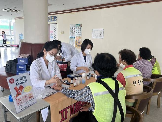 [산청=뉴시스] 산청군청 산청군 심뇌혈관질환예방 상담  *재판매 및 DB 금지 *재판매 및 DB 금지