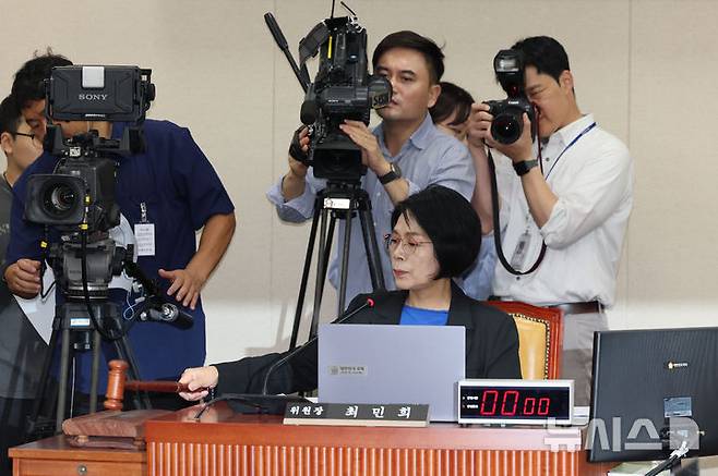 [서울=뉴시스] 권창회 기자 = 21일 오전 서울 여의도 국회에서 열린 과학기술정보방송통신위원회 전체회의 3차 청문회에서 최민희 과방위원장이 의사봉을 두드리고 있다. 2024.08.21. kch0523@newsis.com