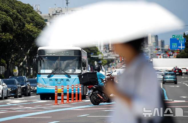 [제주=뉴시스] 우장호 기자 = 8월1일부터 제주에서 통학과 통근 시간을 고려한 맞춤형 버스가 운행을 시작하고 서귀포시에도 도심급행버스가 도입되는 등 버스 노선 개편이 시행됐다. 8일 오후 제주 시내 주요 도로에 개편된 버스 노선 에 따라 대중교통 시스템이 운용되고 있다. 2024.08.08. woo1223@newsis.com