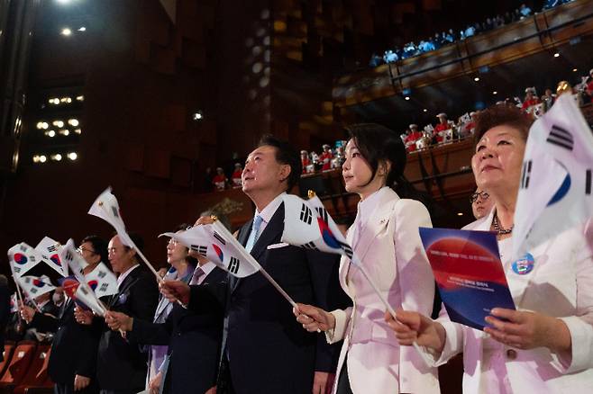 윤석열 대통령과 김건희 여사가 15일 서울 종로구 세종문화회관에서 열린 제79주년 광복절 경축식에서 태극기를 흔들고 있다. 연합뉴스