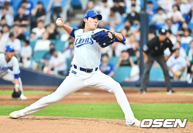 [OSEN=대구, 이석우 기자] 14일 대구삼성라이온즈파크에서 2024 신한 SOL 뱅크 KBO 리그 삼성 라이온즈와 KT 위즈의 경기가 열렸다. 홈팀 삼성은 원태인이 방문팀 KT는 쿠에바스가 선발 출전했다. 삼성 라이온즈 선발 투수 원태인이 역투하고 있다. 2024.08.14 / foto0307@osen.co.kr