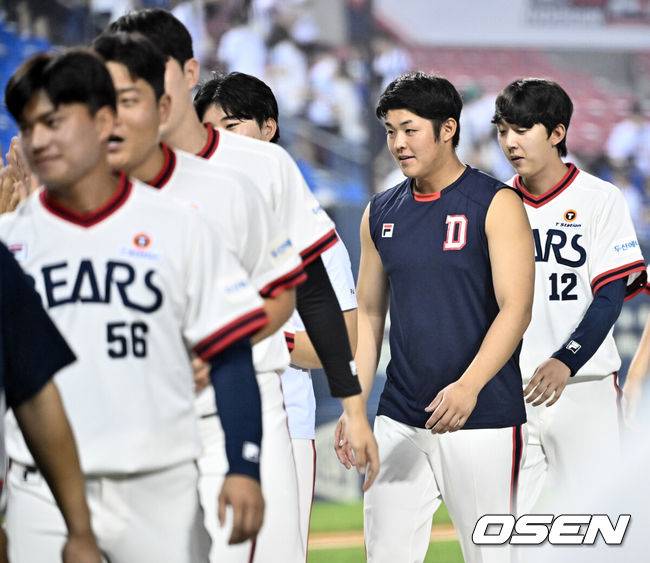 [OSEN=잠실, 조은정 기자]허경민의 원맨쇼를 등에 업은 두산 베어스가 천신만고 끝 삼성 라이온즈전 6연패를 끊어냈다.&nbsp;프로야구 두산 베어스는 13일 서울 잠실구장에서 열린 2024 신한 SOL뱅크 KBO리그 삼성 라이온즈와의 시즌 11차전에서 8-4로 승리했다.&nbsp;두산 시라카와가 승리를 기뻐하고 있다. 2024.07.13 /