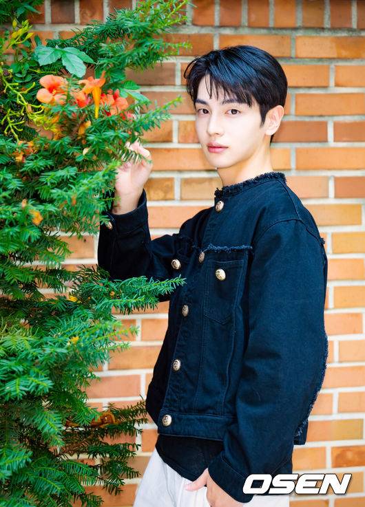 [OSEN=민경훈 기자] tvN 토일드라마 ‘감사합니다’에 출연한 신인 배우 박태린이 최근 서울 마포구 합정동에서 OSEN과 인터뷰를 가졌다.박태린은 드라마 ‘감사합니다’에서 전설의 감사팀장 신차일(신하균 분)의 과거 인물을 맡았다. 그는 신인임에도 안정적인 연기력과 발성, 차분한 감정 표현으로 신차일의 과거 모습을 연기하며 시청자들이 작품에 깊이 몰입할 수 있도록 과거와 현재를 잇는 징검다리 역할을 했다.배우 박태린이 인터뷰에 앞서 포즈를 취하고 있다. 2024.08.17 / rumi@osen.co.kr