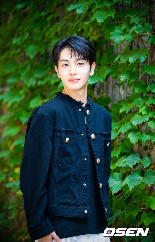 [OSEN=민경훈 기자] tvN 토일드라마 ‘감사합니다’에 출연한 신인 배우 박태린이 최근 서울 마포구 합정동에서 OSEN과 인터뷰를 가졌다.박태린은 드라마 ‘감사합니다’에서 전설의 감사팀장 신차일(신하균 분)의 과거 인물을 맡았다. 그는 신인임에도 안정적인 연기력과 발성, 차분한 감정 표현으로 신차일의 과거 모습을 연기하며 시청자들이 작품에 깊이 몰입할 수 있도록 과거와 현재를 잇는 징검다리 역할을 했다.배우 박태린이 인터뷰에 앞서 포즈를 취하고 있다. 2024.08.17 / rumi@osen.co.kr