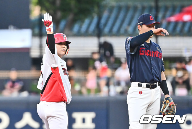 [OSEN=광주, 이석우 기자] 21일 광주-기아 챔피언스필드에서 2024 신한 SOL 뱅크 KBO 리그 KIA 타이거즈와 롯데 자이언츠의 경기가 열렸다.홈팀 KIA는 양현종이 선발 출전하고 방문팀 롯데는 박세웅이 선발 출전했다.KIA 타이거즈 김선빈이 2회말 무사 1루 좌익수 왼쪽 1타점 2루타를 치고 세리머니를 하고 있다. 8시즌 연속 100안타 기록. 2024.08.21 / foto0307@osen.co.kr