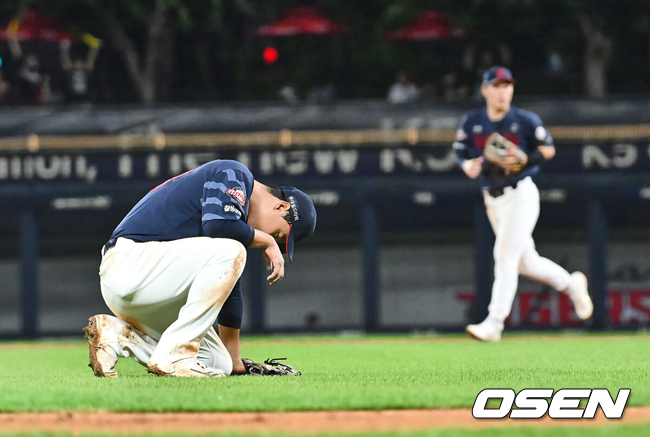 [OSEN=광주, 이석우 기자] 21일 광주-기아 챔피언스필드에서 2024 신한 SOL 뱅크 KBO 리그 KIA 타이거즈와 롯데 자이언츠의 경기가 열렸다.홈팀 KIA는 양현종이 선발 출전하고 방문팀 롯데는 박세웅이 선발 출전했다.롯데 자이언츠 손호영이 8회말 2사 3루 KIA 타이거즈 박찬호의 타구를 놓치고 역전을 허용한 후 고개를 떨구고 있다. 2024.08.21 / foto0307@osen.co.kr