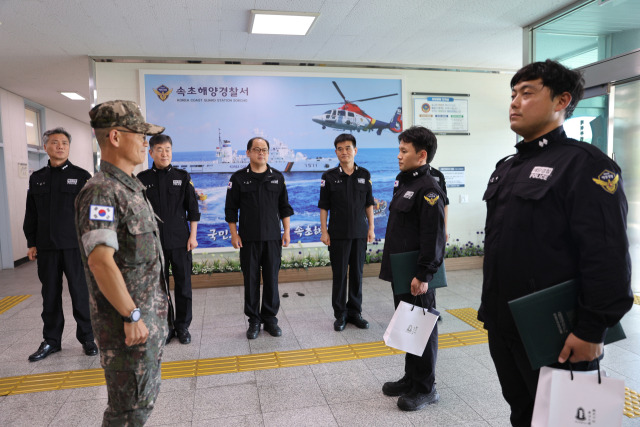 ▲속초해양경찰서(는 지난 19일 동해안 최북단 해상 및 해안 경계 작전 능력 향상 및 대응 체계를 강화하기 위해 육군 22사단과 협조회의를 실시했다. ⓒ속초해양경찰서(