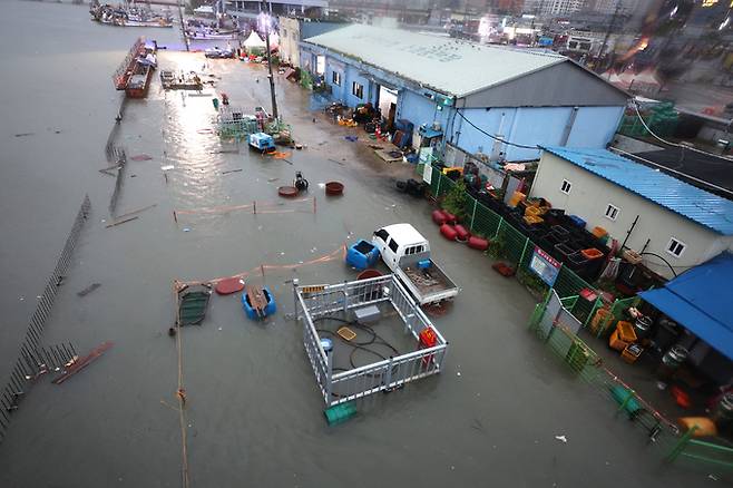 바닷물의 높이 차가 가장 크게 벌어지는 백중사리 대조기 기간인 21일 오전 인천 남동구 소래포구의 일부 저지대가 만조때 물에 잠겨 있다. 뉴시스