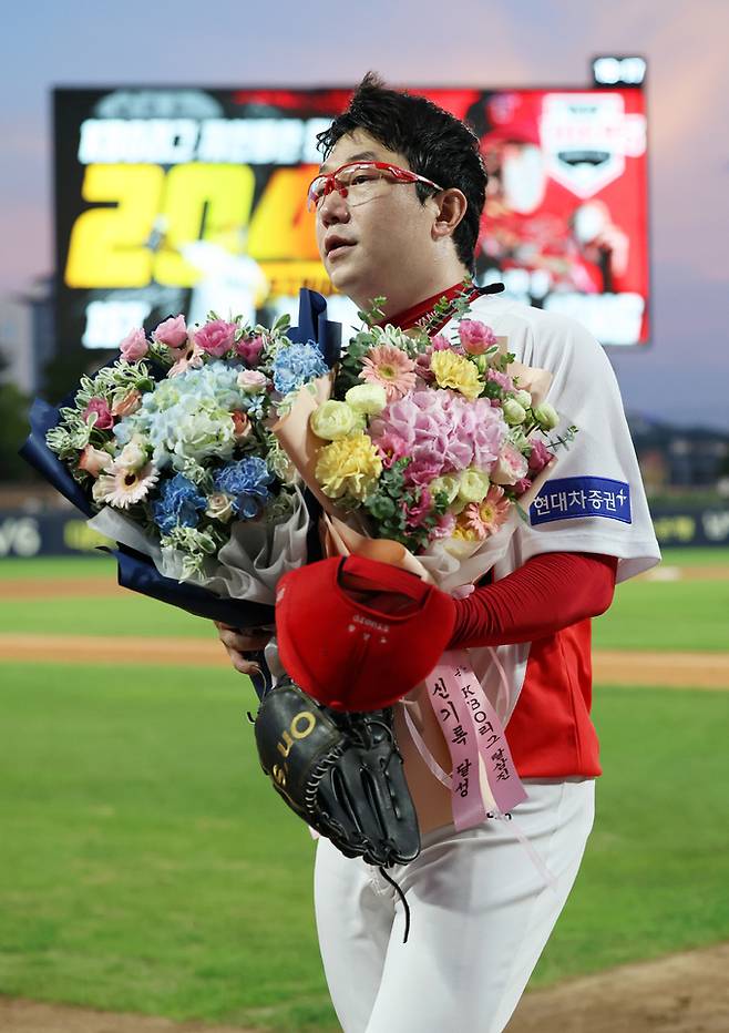 21일 광주기아챔피언스필드에서 열린 프로야구 롯데 자이언츠와 KIA 타이거즈의 경기. KBO 역대 최다 탈삼진 기록을 달성한 KIA 양현종이 꽃다발을 한 아름 받아 들고 있다. 연합뉴스