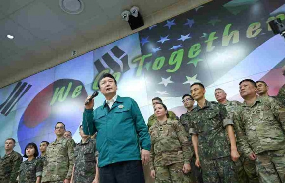 윤석열 대통령이 을지 자유의 방패(UFS, Ulchi Freedom Shield) 연습 3일 차인 21일 육군 지상작전사령부 전투작전본부를 찾아 한미 장병들에게 격려사를 하고 있다. 뉴시스