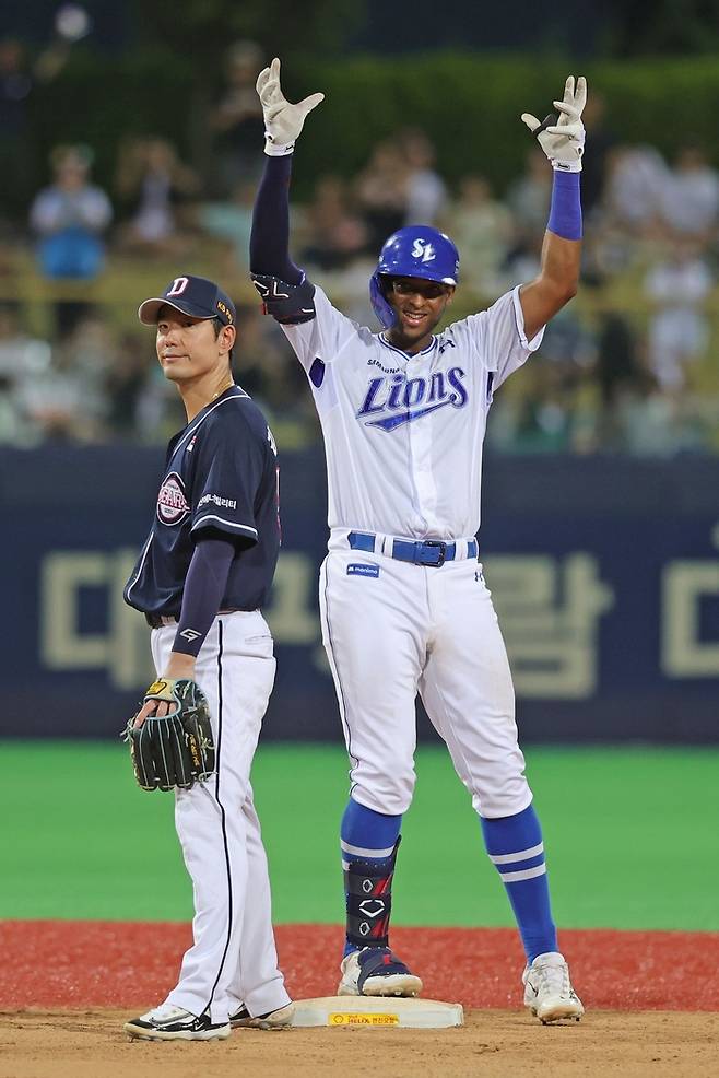 삼성 르윈 디아즈가 지난 20일 포항 두산전에서 안타를 친 뒤 기뻐하고 있다. 삼성 라이온즈 제공