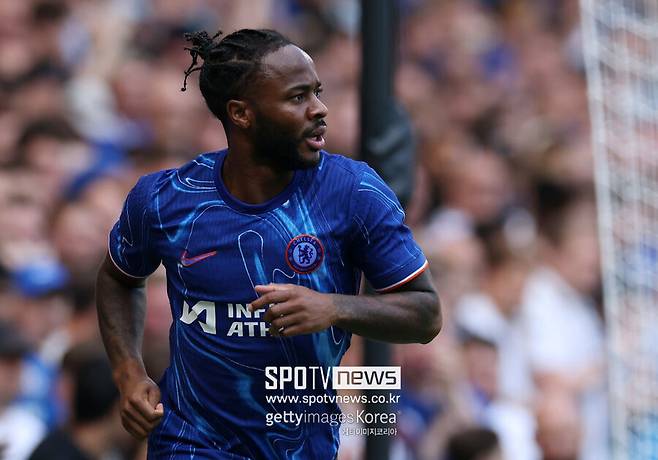 ▲ 영국 매체 ‘데일리 메일’은 18일(한국시간) 첼시의 측면 공격수인 라힘 스털링의 성명문을 전격 공개했다. 첼시의 엔조 마레스카 감독은 19일 영국 런던의 스탬포드 브릿지에서 열린 2024-25시즌 잉글랜드 프리미어리그 1라운드 맨체스터 시티전 명단에서 스털링을 제외했다. 이에 스털링은 ‘데일리 메일’을 통해 이례적인 성명문을 발표했다.