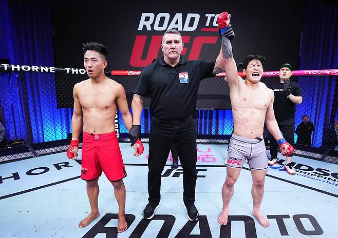 로드 투 UFC 8강에서 승리한 최동훈(오른쪽) [UFC 제공. 재판매 및 DB 금지]