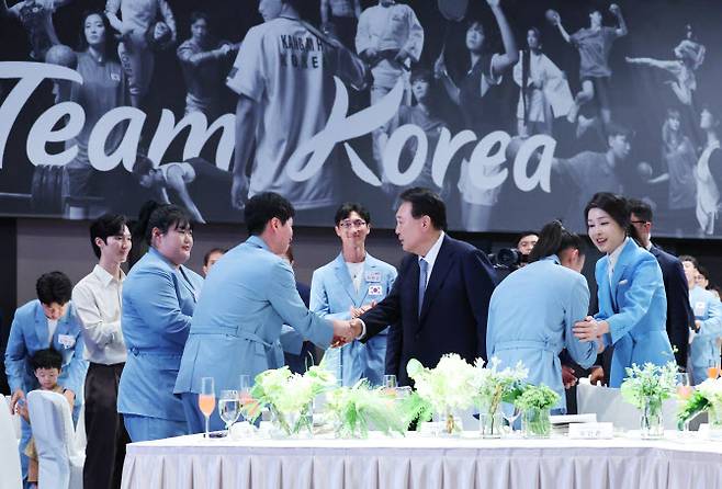 윤석열 대통령과 부인 김건희 여사가 22일 서울 한 호텔에서 열린 ‘2024 파리올림픽 선수단 격려 행사’에서 역도 박혜정 선수, 복싱 한순철 코치, 스포츠클라이밍 서채현 선수 등과 인사하고 있다.(사진=연합뉴스)