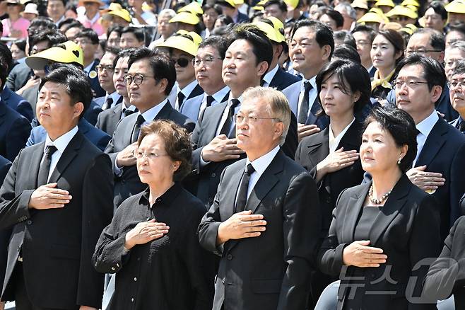 문재인 전 대통령과 부인 김정숙 여사가 23일 오후 경남 김해시 봉하마을에서 열린 고 노무현 전 대통령 서거 15주기 추도식에서 국기에 대한 경례를 하고 있다. 왼쪽 두 번째부터 권양숙 여사, 문 전 대통령, 김 여사. 김 여사 바로 뒤에는 김경수 전 경남지사가 자리했다. (공동취재) 2023.5.23/뉴스1 ⓒ News1 구윤성 기자