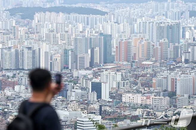 서울 중구 남산에서 바라본 시내 아파트 밀집 지역. 2024.8.21/뉴스1 ⓒ News1 민경석 기자