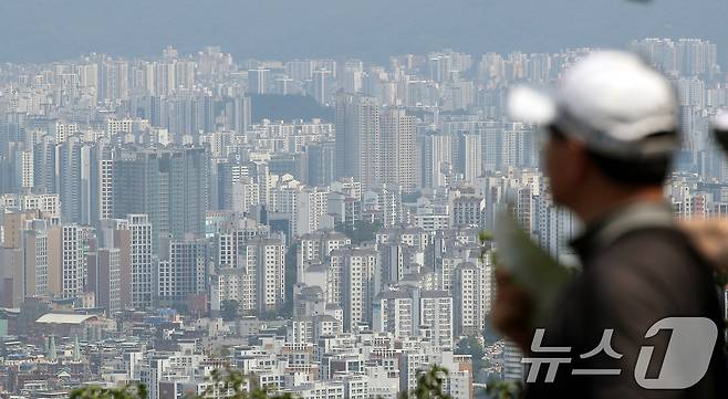 서울 남산에서 바라본 아파트 단지. 2024.8.14/뉴스1 ⓒ News1 임세영 기자