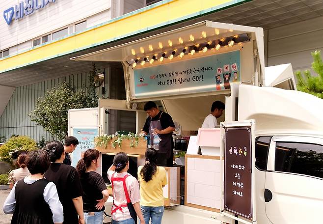 대동 직원이 협력사를 방문해 '찾아가는 대동 카페'에서 음료와 다과를 제공하고 있다. /사진 제공 = 대동