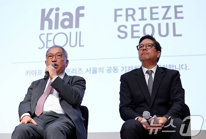 황달성 한국화랑협회 회장이 22일 서울 중구 신라호텔에서 열린 2024 키아프 서울(Kiaf SEOUL)·프리즈 서울(FRIEZE SEOUL) 공동 기자간담회에서 취재진 질문에 답하고 있다. 오른쪽은 패트릭 리 프리즈 서울 디렉터. 2024.8.22/뉴스1 ⓒ News1 박지혜 기자