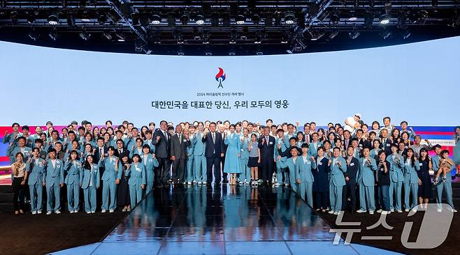 윤석열 대통령과 김건희 여사가 22일 서울 중구 신라호텔에서 열린 '2024 파리올림픽 선수단 격려 행사'에서 파리올림픽 선수단과 기념촬영을 하고 있다. (대통령실 제공) 2024.8.22/뉴스1 ⓒ News1 송원영 기자