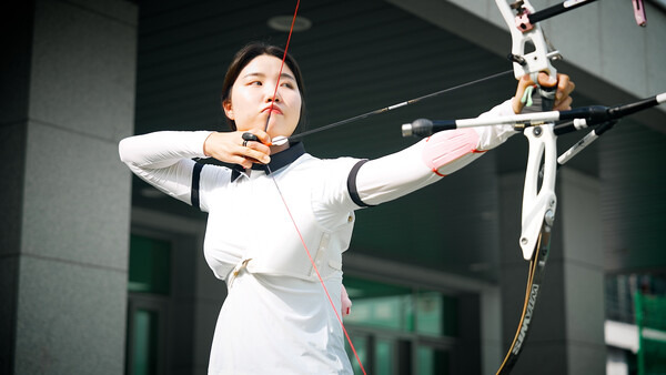 2024 파리올림픽 양궁 메달리스트 남수현이 24일 K리그2 전남 드래곤즈 홈경기에 시축자로 나선다. 사진┃전남 드래곤즈