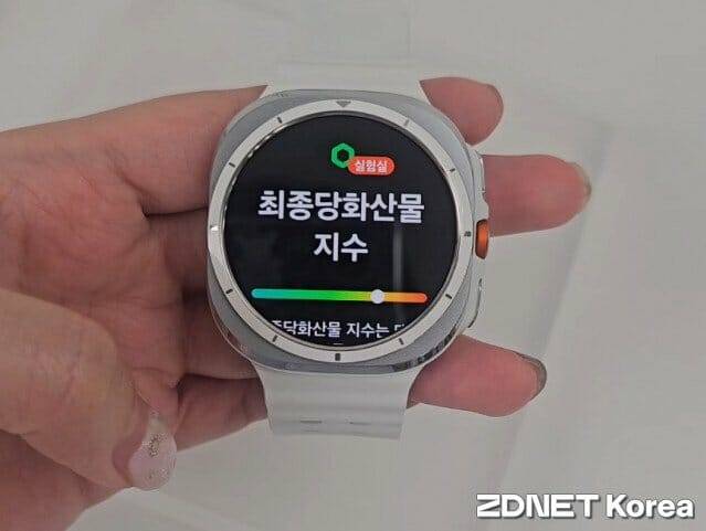 건강지표를 측정해 주는 삼성 갤럭시워치 울트라 의 모습 (사진=지디넷코리아)