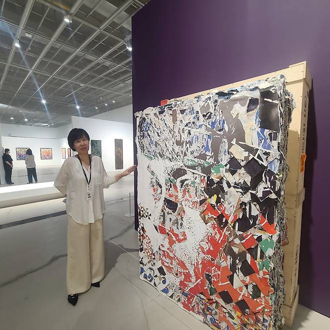 허정선 울산시립미술관 학예사가 21일 전시 대표작 중 하나인 빌스의 '층 시리즈(2020)'를 설명하고 있다. /김주영 기자