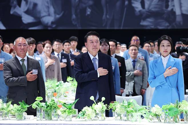 윤석열 대통령과 김건희 여사가 22일 서울 일원에서 열린 '2024 파리올림픽 선수단 격려 행사'에 참석해 파리올림픽 선수단과 함께 국기에 경례하고 있다./연합
