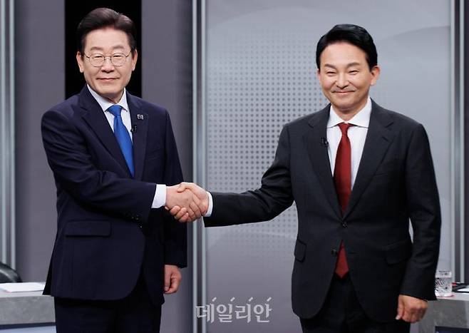 이재명 더불어민주당 인천 계양을 후보, 원희룡 국민의힘 인천 계양을 후보가 지난 4월 1일 오후 경기 부천시 OBS 경인TV에서 진행된 22대 총선 인천 계양을 후보자 토론회에 앞서 포즈를 취하고 있다. ⓒ국회사진취재단