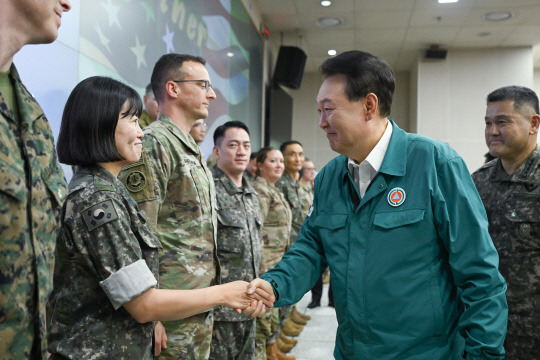 윤석열 대통령이 을지 자유의 방패(UFS·을지프리덤실드) 연습 사흘째인 21일 오후 경기도 용인시 지상작전사령부를 방문해 전투작전본부 내 작전상황실에서 을지연습에 참가 중인 한미 장병들을 격려하며 악수하고 있다. 대통령실 제공