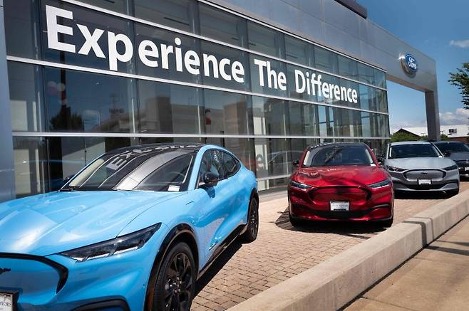 지난 7월 5일 미국 일리노이주 시카고의 포드 매장에 포드 전기차들이 전시되어 있다.AFP연합뉴스