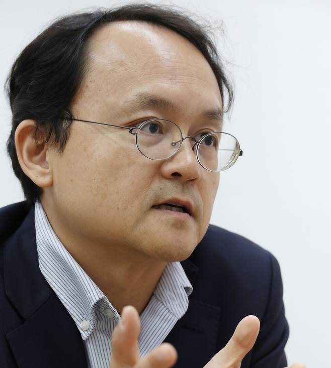 하상응 서강대학교 정치외교학과 교수가 16일 오전 서울 마포구 한겨레신문사에서 미국 대선 여론 흐름에 대해 이야기하고 있다. 김혜윤 기자 unique@hani.co.kr